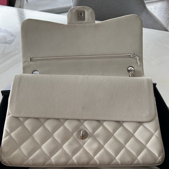 Authentic Chanel bag needs refurbishing - Picture 4 of 7